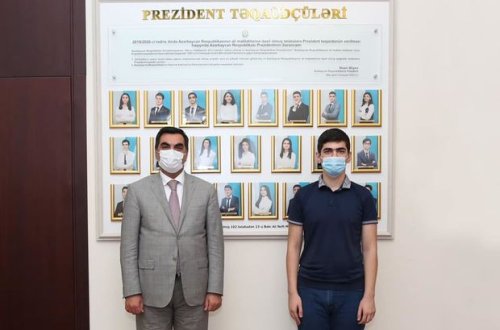 Rektor 700 bal toplayan abituriyent və onun valideynləri ilə görüşdü