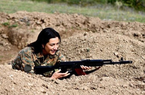 Avropada yaşayan azərbaycanlı xanımlar Anna Akopyanın silahlı fotosessiyasına etiraz edirlər