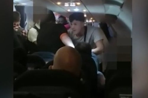 Türkiyəyə uçan təyyarənin göyərtəsində əlbəyaxa dava - VİDEO