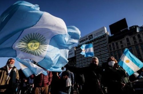 Argentinada korrupsiya və karantin rejimi əleyhinə kütləvi etiraz aksiyası keçirilib - VİDEO