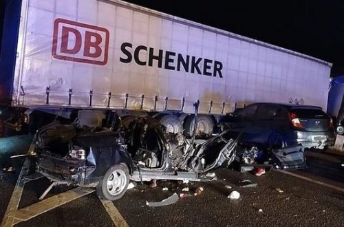 Шесть человек погибли в столкновении ВАЗ с фурой в Удмуртии - ВИДЕО