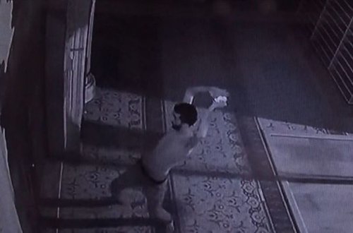 Yarıçılpaq kişi məscidi darmadağın etdi - VİDEO