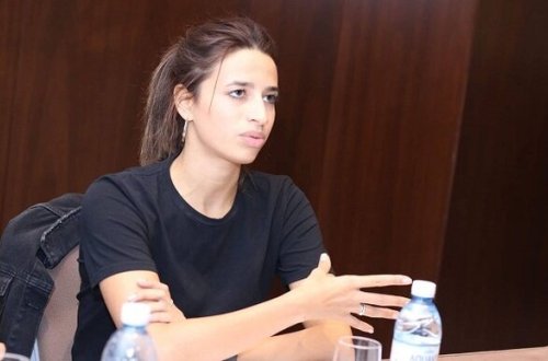 Azərbaycanlı idmançı yataqdan yarıçılpaq FOTOSUNU YAYDI