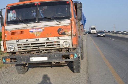 В Азербайджане водитель грузовика скончался за рулем