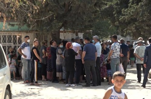 Çadırda gecələyən məcburi köçkünlər - VİDEO