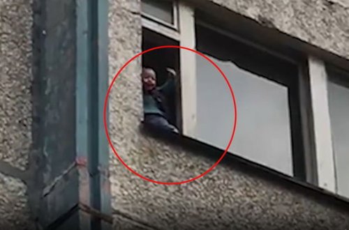 Əmisi iki yaşlı uşağı pəncərədən atmaqla hədələdi - VİDEO