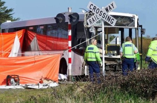 Məktəbliləri daşıyan avtobus qatarla toqquşdu: 40 nəfər yaralı var