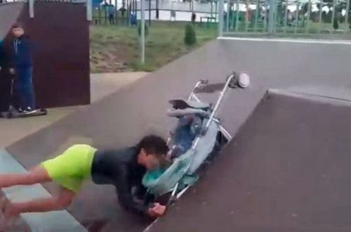 В России пьяная мать с коляской попыталась покорить трамплин в скейтпарке - ВИДЕО