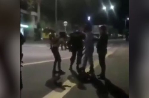 Отец избил дочь ремнем на глазах протестующих в Колумбии - ВИДЕО