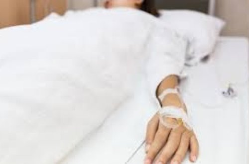 İş yerində əri tərəfindən bıçaqlanan qadın öldü