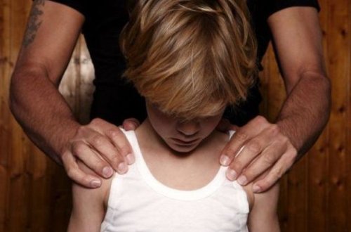 Rusiyada altı yaşlı oğlana məktəbin yaxınlığındakı qarajda təcavüz edilib – FOTO