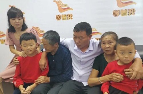 Родители нашли своего похищенного сына спустя 38 лет - ФОТО/ВИДЕО