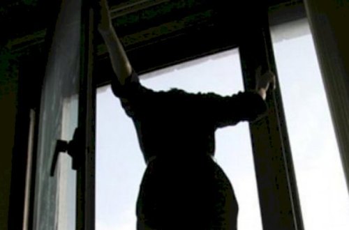 Xırdalanda 30 yaşlı qadın özünü beşinci mərtəbədən atdı