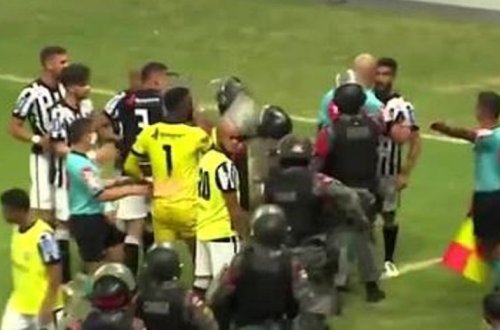 Футбольный матч в Бразилии закончился столкновением игроков и полиции - ВИДЕО