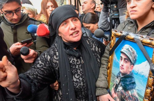 “Paşinyanın gözləri önündə zəhər içib özümü öldürəcəyəm” - Erməni əsgərin anası