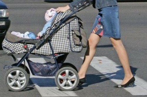 Şübhələri dağıtmaq üçün ölmüş övladı ilə oynadı, sonra uşaq arabası ilə birlikdə basdırdı - VİDEO