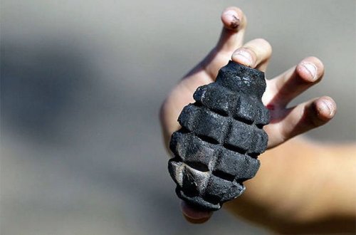 Oğluna oyuncaq qumbara hədiyyə etdi, o isə uşağın əlində partladı