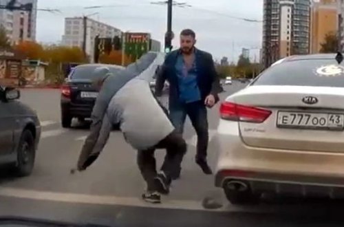 Россиянин избил пожилого водителя за то, что тот не уступил дорогу - ВИДЕО