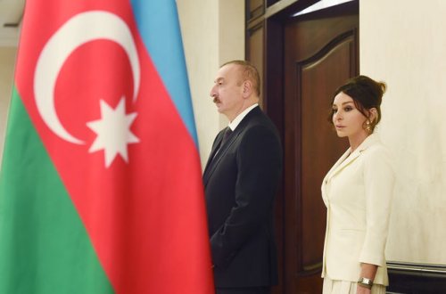 İlham Əliyev və Mehriban Əliyeva ölkəmizə gətirilən təcili tibbi yardım avtomobilləri ilə tanış olublar