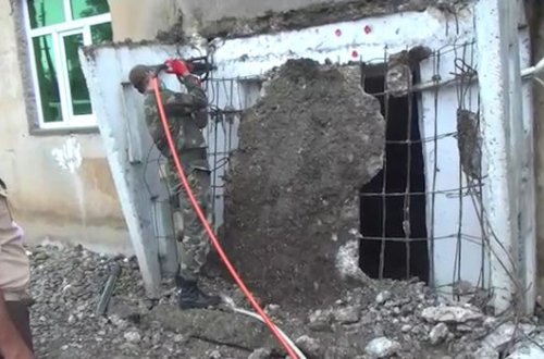 Cəlilabadda binanın beton paneli aşıb – VİDEO