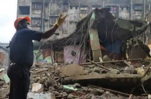 Hindistanda yaşayış binası çökdü: Onlarla insan dağıntılar altında həlak oldu - VİDEO
