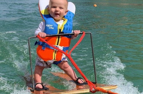 Altı aylıq uşaq su xizəyi ilə dünya rekordunu qırdı - VİDEO