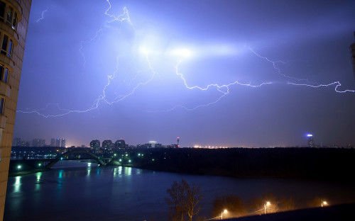 İsveçrədə 14 yeniyetməni futbol meydançasında ildırım vurdu