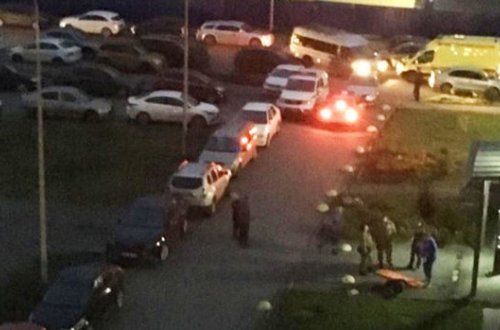 В России мужчина взял в заложники знакомую, а затем выпал из окна