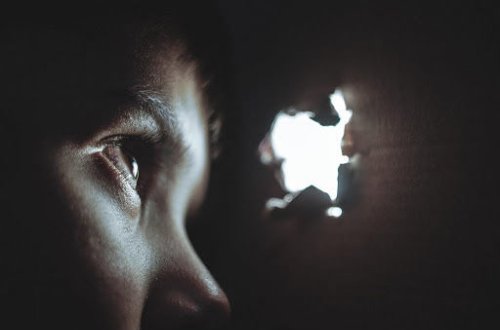 Дети случайно заперлись в шкафу в заброшенном доме и задохнулись