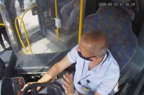 Sürücü avtobusa maskasız minən sərnişini bıçaqladı - VİDEO