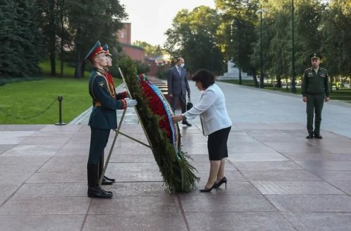 Sahibə Qafarova naməlum əsgərin məzarını ziyarət etdi – FOTO