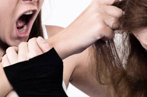 Qadınlar küçənin ortasında saçyolduya çıxdı - VİDEO