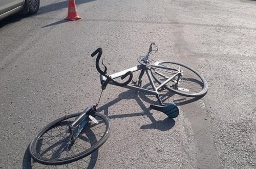 В Евлахе автомобиль сбил велосипедиста