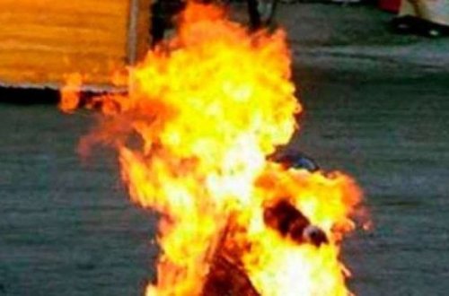 Bakıda kişi benzin töküb özünü yandırdı