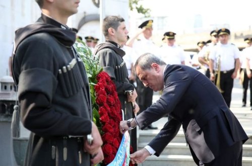 Ceyhun Bayramov Tbilisidə Qəhrəmanlar Memorialını ziyarət etdi - FOTO
