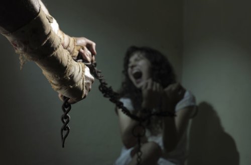 Azərbaycanda yüngül həyat tərzi keçirdiyindən şübhələndiyi qızını zəncirləyən ata həbs edildi