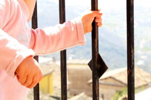 Valideynləri onlayn dərs keçən zaman uşaq eyvandan yıxılıb öldü