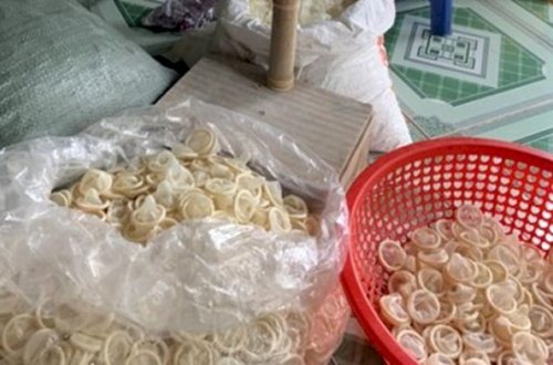 İstifadə olunan prezervativləri toplayıb təkrar satırlarmış - Polis əməliyyat keçirdi