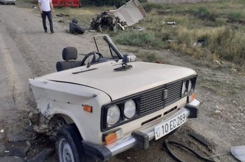 Qəza nəticəsində VAZ iki yerə parçalandı - FOTO