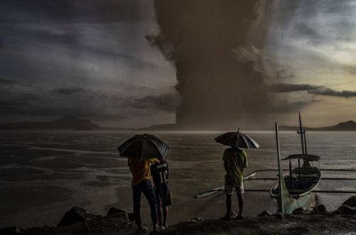 Eyni anda baş verən iki təbii fəlakətin möhtəşəm görüntüləri – VİDEO