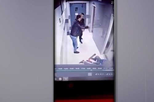 Ata övladının oyuncağını sındıran yeniyetməni döydü - VİDEO