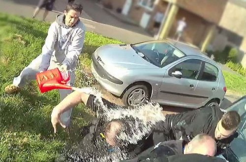 Polislərin üstünə benzin töküb yandırmaq istədi - VİDEO