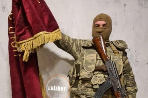 Düşmənin ələ keçirilən döyüş bayrağının görüntüləri - FOTO