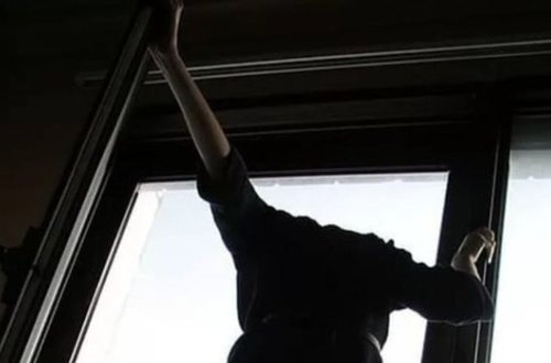 12-ci mərtəbədən velosipedlə tullandı - VİDEO