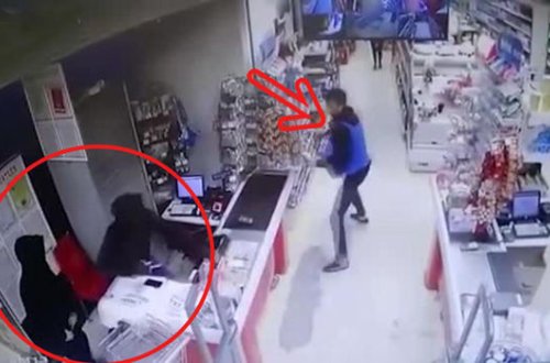 Silahlı soyğunçuları saqqız və qəhvə qutuları ilə qovdu - VİDEO