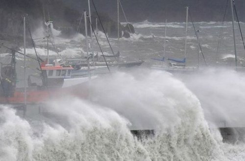 Fransada fırtına: İtkin düşənlər var