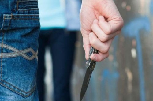 Abşeronda gənc oğlan ayağından bıçaqlandı