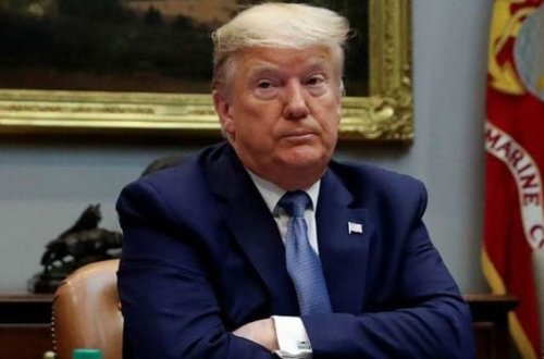 COVID-19 virusuna yoluxan Tramp Ağ Evə qayıtdıqdan sonra maskasını çıxarıb