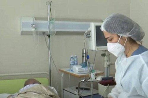 Bir aydır xəstəxanada yatan koronaviruslu xəstə danışdı