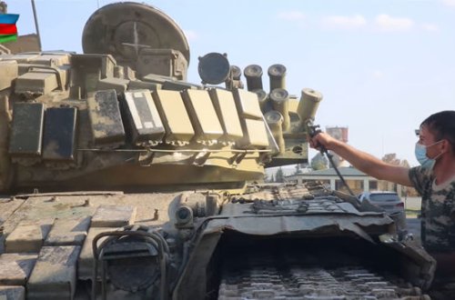 Düşmənin atıb getdiyi hərbi texnika Azərbaycan Ordusunun hərbi texnikasının rəngində rənglənir - VİDEO